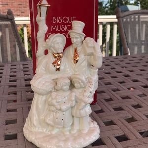 Holiday Bisque Musical Carolers